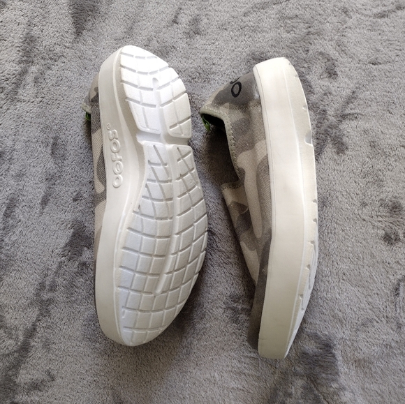 Oofos OOmg eeZee Low Womens Size 6 Shoes Slip On Green Camo Recovery Sneaker - Picture 3 of 6